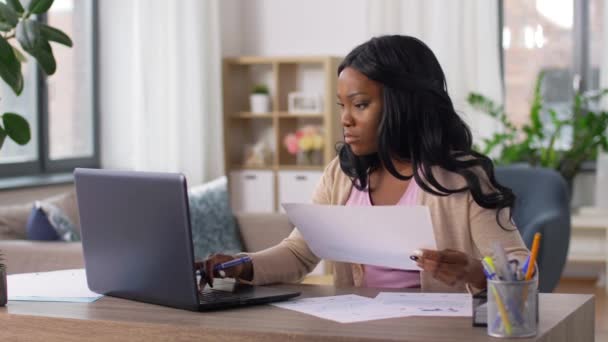 Femme stressée avec des papiers travaillant au bureau à domicile — Video