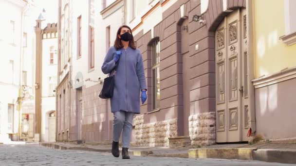 城市里戴着口罩和手套的妇女 — 图库视频影像