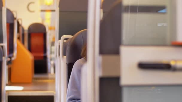 Жінка в захисній масці для обличчя в електричному потязі — стокове відео