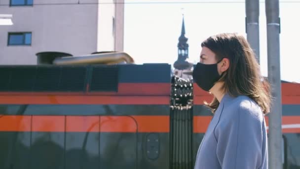 Kobieta w masce ochronnej na dworcu kolejowym — Wideo stockowe