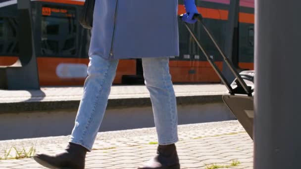 Mujer con mascarilla protectora en la estación de tren — Vídeos de Stock