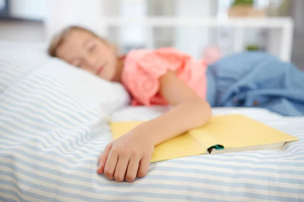家で本をベッドで寝ている女の子 — ストック写真