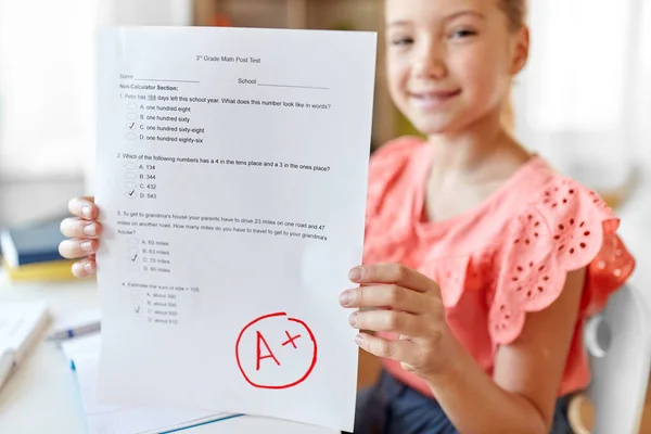 Estudiante chica con la prueba de la escuela buena nota en casa — Foto de Stock