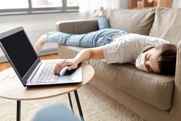 Malade ennuyé femme avec ordinateur portable couché sur le canapé à la maison — Photo