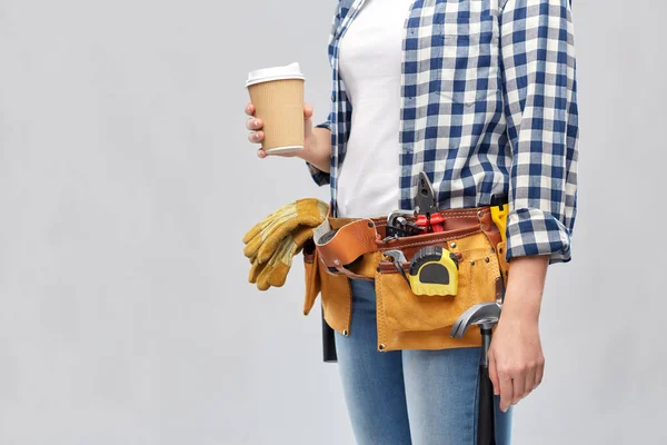 Женщина с чашкой кофе на вынос и рабочими инструментами — стоковое фото