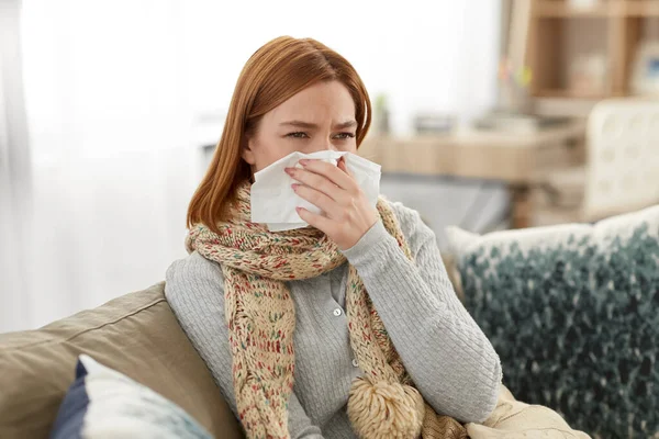 Mulher doente assoprando nariz no tecido de papel em casa — Fotografia de Stock