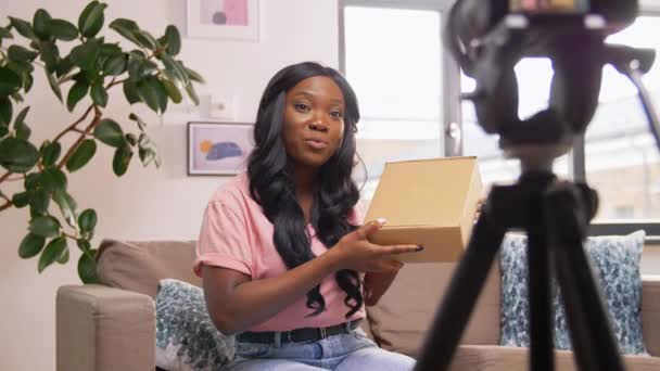 Видео блоггер открывает коробку с посылками дома — стоковое видео