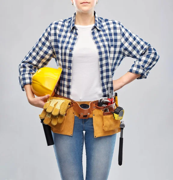 Mulher ou construtor com capacete e ferramentas de trabalho — Fotografia de Stock