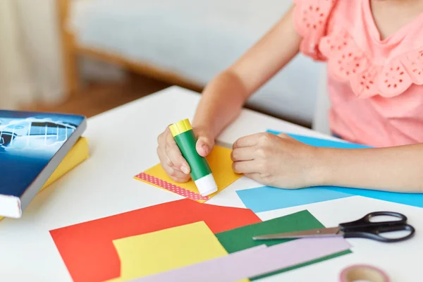 Ragazza creativa facendo biglietto di auguri a casa — Foto Stock