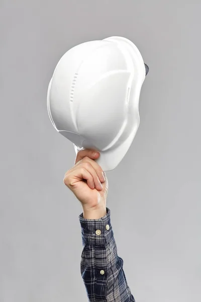 Close-up de construtores mão segurando capacete — Fotografia de Stock