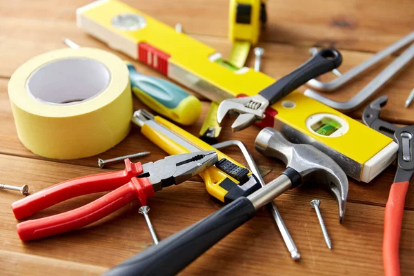 Verschiedene Arbeitswerkzeuge auf Holzbrettern Hintergrund — Stockfoto