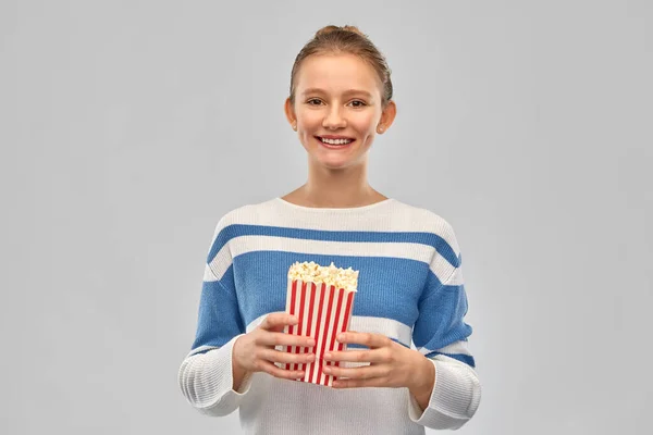 Souriant adolescent fille avec pop-corn — Photo