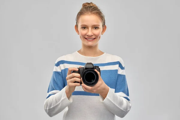 Sorridente ragazza adolescente r con fotocamera digitale — Foto Stock