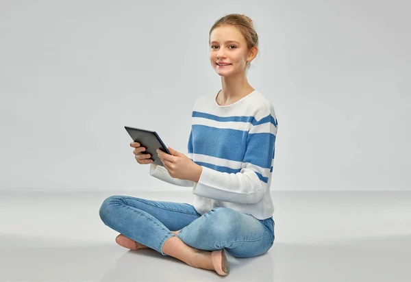 Tablet bilgisayar kullanan mutlu genç kız. — Stok fotoğraf