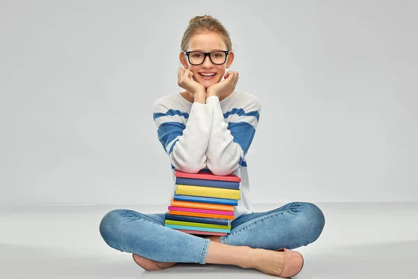Feliz sorrindo adolescente estudante menina com livros — Fotografia de Stock