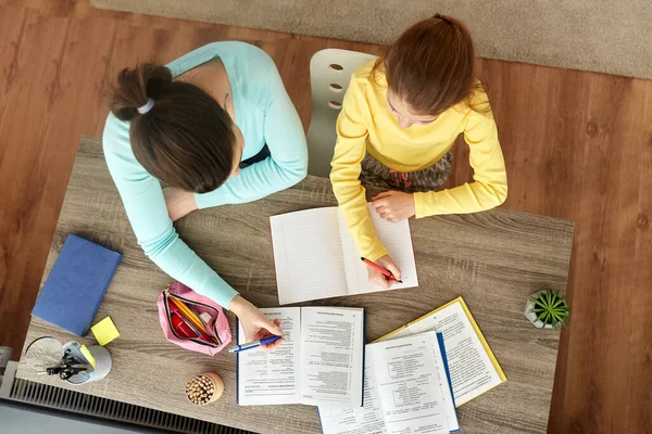 Anne ve kız birlikte ev ödevi yapıyorlar. — Stok fotoğraf