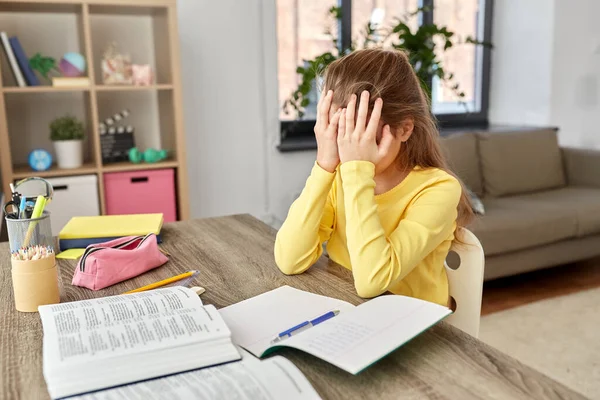 Zestresowany mały student dziewczyna uczenia się w domu — Zdjęcie stockowe