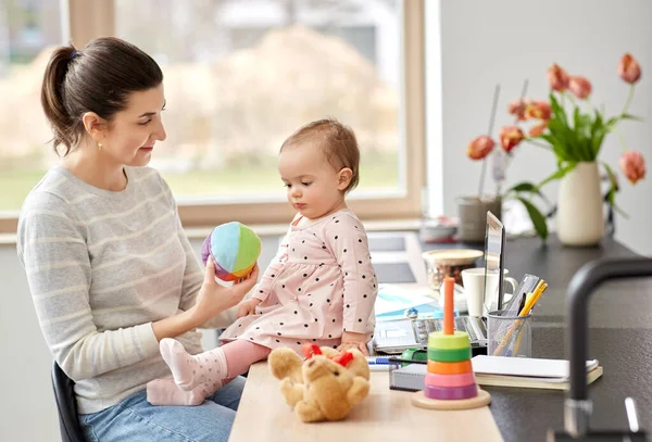 Boldog anya a baba dolgozik otthon iroda — Stock Fotó