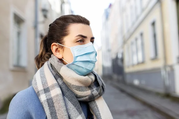 Woman wearing protective medical mask in city — Stock Photo, Image