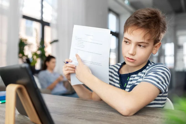 Étudiant garçon avec tablette d'apprentissage à la maison — Photo