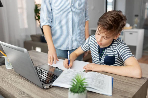 Mutter und Sohn machen gemeinsam Hausaufgaben — Stockfoto