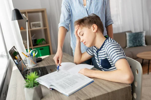 Moeder en zoon samen huiswerk maken — Stockfoto