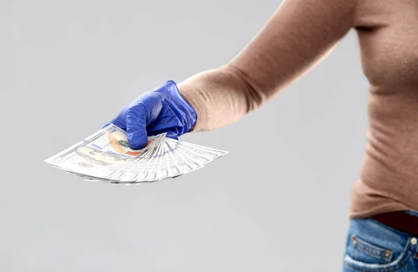 Primer plano de la mano en guante médico con dinero — Foto de Stock