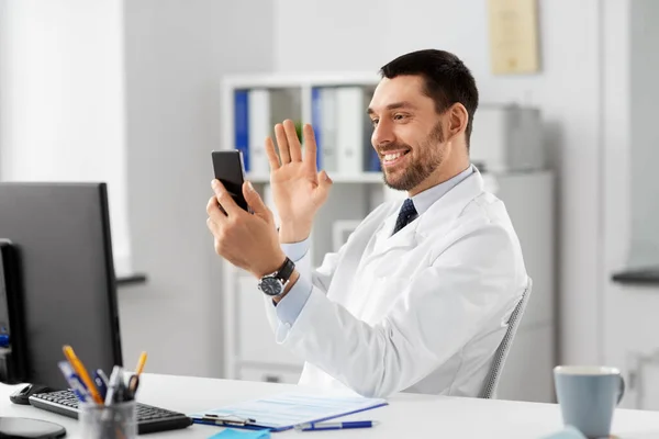 Arzt mit Smartphone mit Videoanruf in Klinik — Stockfoto