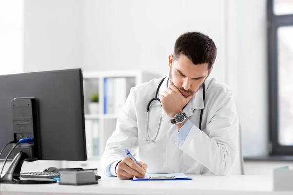Estressado médico masculino com área de transferência no hospital — Fotografia de Stock