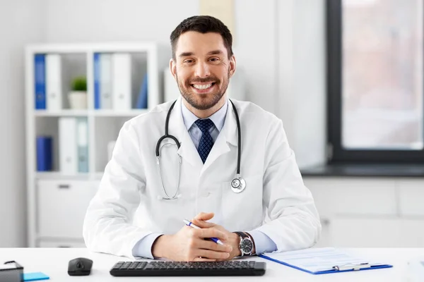 Homme heureux médecin avec stéthoscope à l'hôpital — Photo