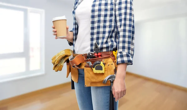 Vrouw met meeneem koffiekop en werktuigen — Stockfoto