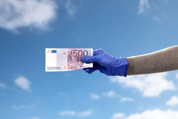 Közelről kéz a kézben orvosi kesztyű pénzzel — Stock Fotó