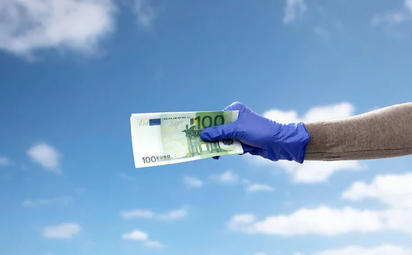 Primer plano de la mano en guante médico con dinero — Foto de Stock