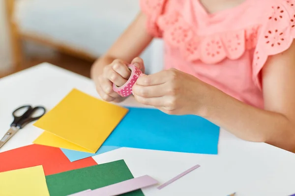 Ragazza creativa facendo biglietto di auguri a casa — Foto Stock