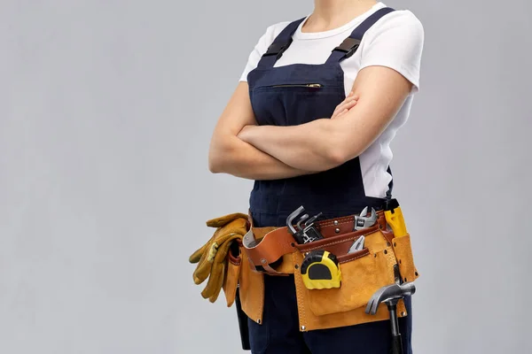 Жінка або будівельник з робочими інструментами на поясі — стокове фото