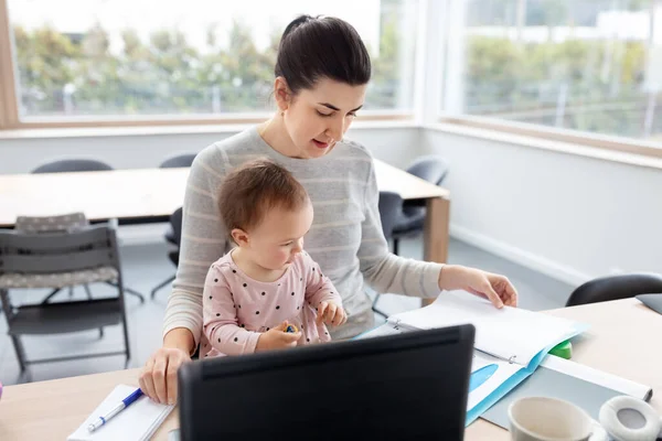 Mãe com bebê trabalhando no escritório em casa — Fotografia de Stock