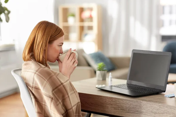 Mujer enferma que tiene videollamada en el ordenador portátil en casa —  Fotos de Stock