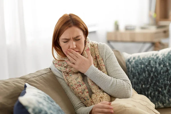 Mulher doente no cachecol tossir em casa — Fotografia de Stock