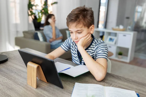 Estudiante chico con tablet ordenador aprendizaje en casa —  Fotos de Stock
