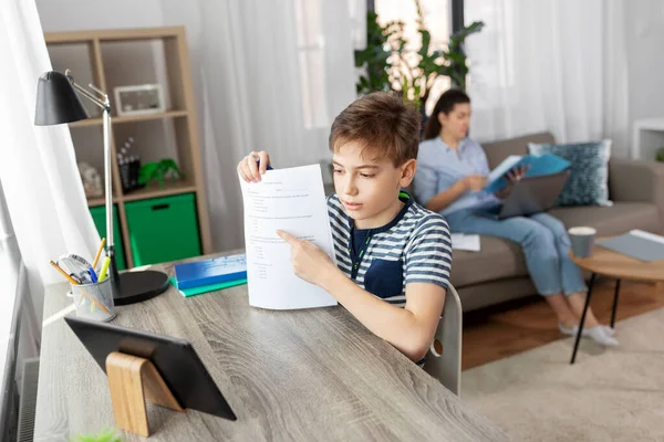 Diák fiú táblagép tanulás otthon — Stock Fotó