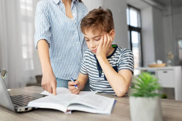 Mor och son gör läxor tillsammans — Stockfoto