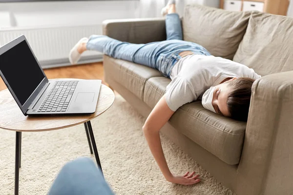 Malade ennuyé femme avec ordinateur portable couché sur le canapé à la maison — Photo