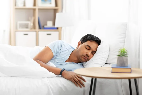 Indiai férfi nyomkövetővel alszik otthon az ágyban — Stock Fotó