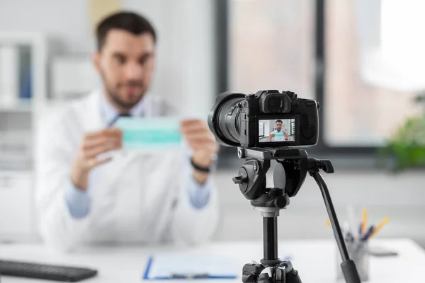 Läkare med mask inspelning video blogg på sjukhuset — Stockfoto