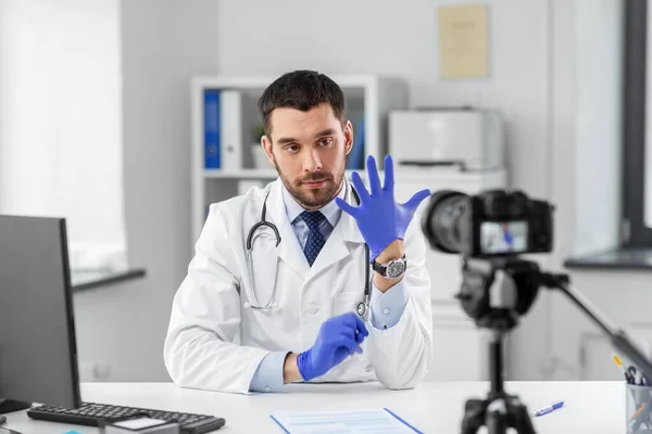 Médico masculino com luvas de gravação de vídeo blog — Fotografia de Stock