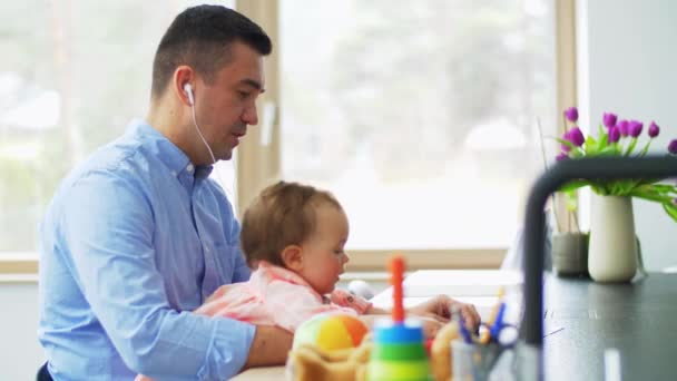 Vader met baby werken op laptop thuis kantoor — Stockvideo