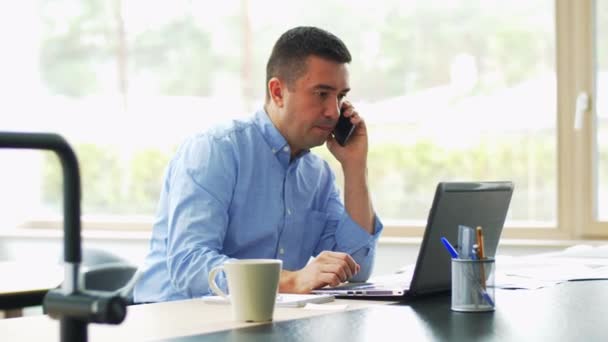 Homem chamando no smartphone em casa escritório — Vídeo de Stock
