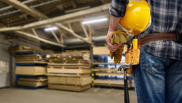 Arbeiter oder Bauarbeiter mit Helm und Arbeitswerkzeug — Stockfoto