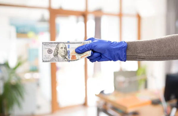Primer plano de la mano en guante médico con dinero — Foto de Stock