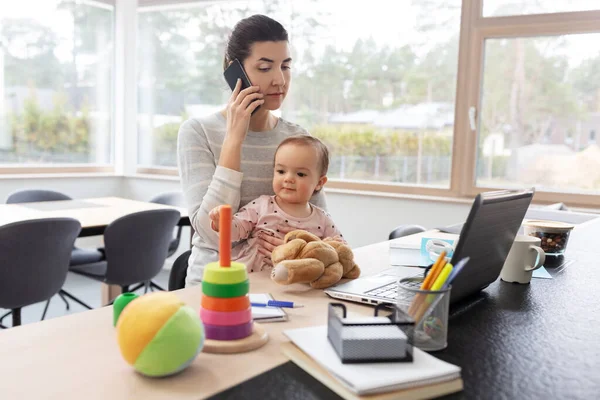 Mama cu bebelusul care lucreaza la laptop la birou — Fotografie, imagine de stoc